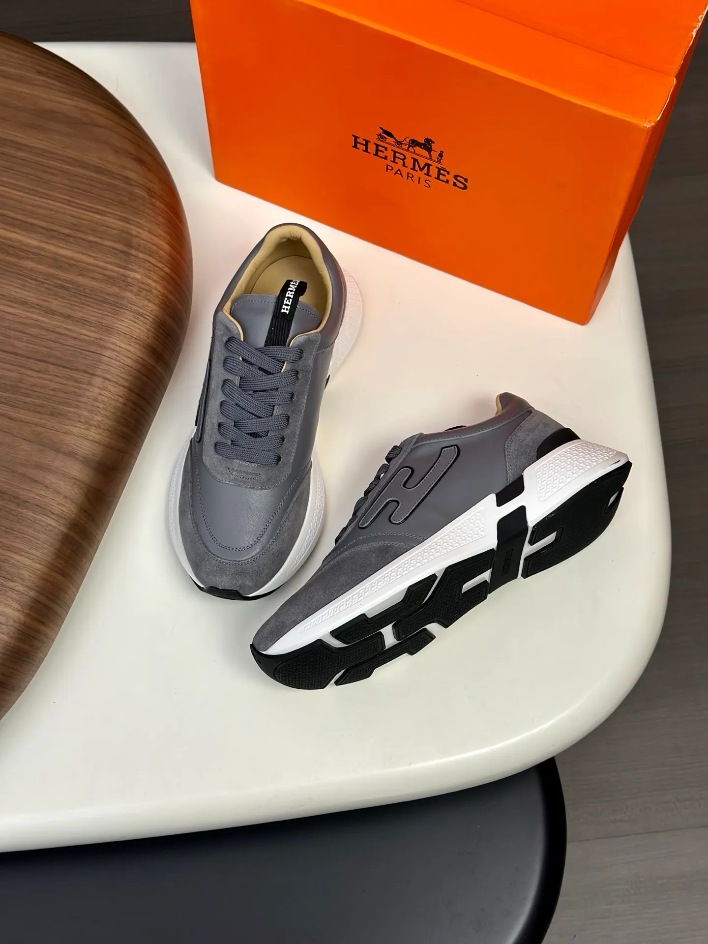 [HERMES] Hermès men's shoes 💰840💰 - High-end quality original order - Upper: 🔝 tumbled calfskin, brand canvas cloth, shoe body sewn with ´H´ pattern - Lining: water-dyed cowhide - Outsole: ultra-light T men's shoes 💰U foam rubber; two-color molded outsole - Ultra-high quality control, fine workmanship: highlighted (high-end, luxury, grade) -Size :39-44 (38, 45, can be customized)
